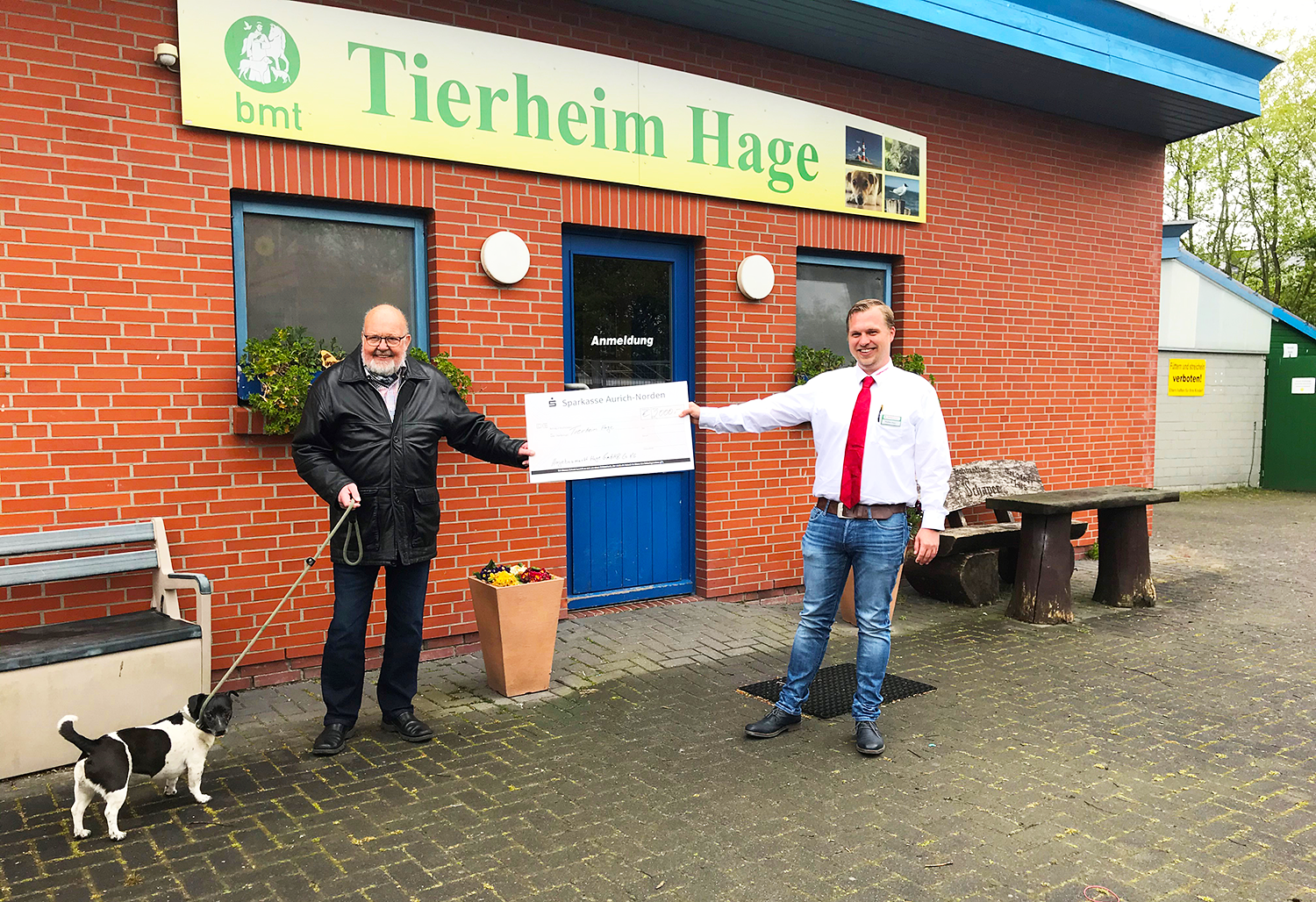 Geschäftsstellenleiter des bmt-Tierheims Hage (links) erhält den symbolischen Scheck im Wert von 2.000€ vom Stellvertretenden Marktleiter beim hagebaumarkt, Stephan Ewen.